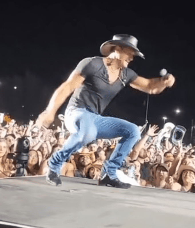 Tim McGraw also worried fans as he took a tumble in concert (TikTok@ic2283)