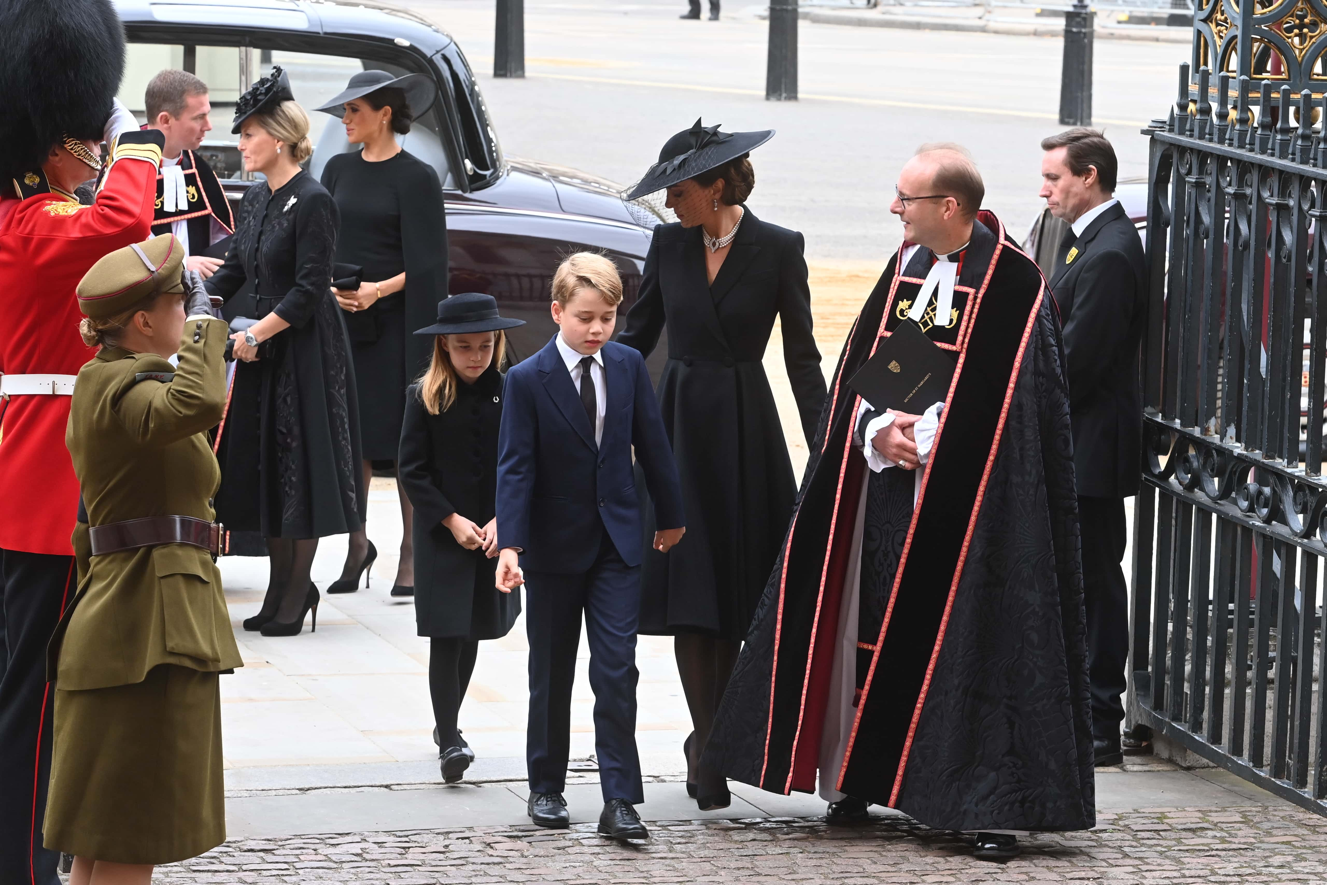 2022 年 9 月 19 日、イギリスのロンドンで、ウェストミンスター寺院に向かうイギリス海軍の砲車に乗せられた女王の葬列の後ろを歩くウェールズのシャーロット王女、ジョージ王子、キャサリン妃。 エリザベス アレクサンドラ メアリー ウィンザーは、1926 年 4 月 21 日にロンドンのメイフェアのブルートン ストリートで生まれました。1947 年にフィリップ王子と結婚し、父であるジョージ 6 世の死後、1952 年 2 月 6 日に英国と英連邦の王位に就きました。 エリザベス 2 世女王は 2022 年 9 月 8 日にスコットランドのバルモラル城で亡くなり、長男のチャールズ 3 世が後を継いでいます。