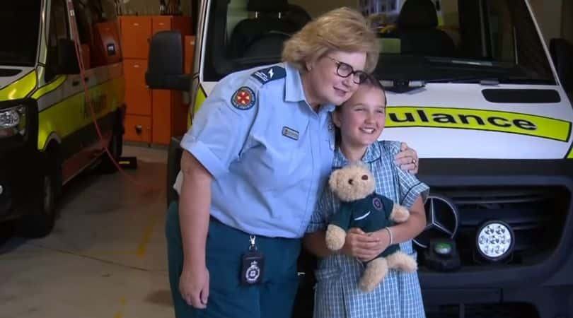 Charli has been reunited with the emergency service personnel Anne Barklimore (YouTube@7News Australia)