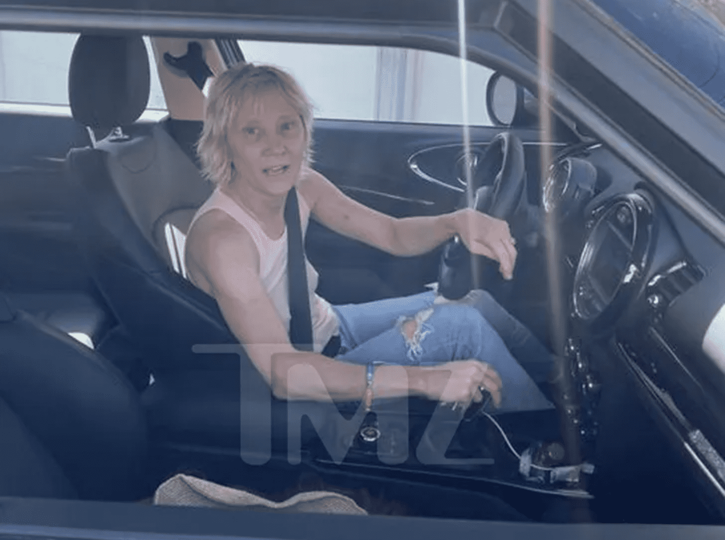 Was Anne Heche drunk driving? Actress, 53, seen with 'vodka bottle' in ... - 367bDD3f 0ca1 4fe3 98eD 99147fa8356f