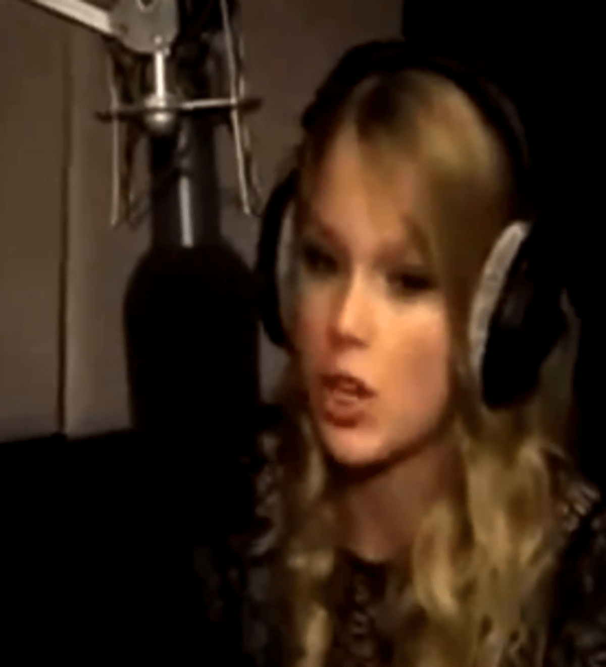 Taylor Swift's 2010 Minnesota 'soccer mom' expression (@LWTSUNFLWER/X)