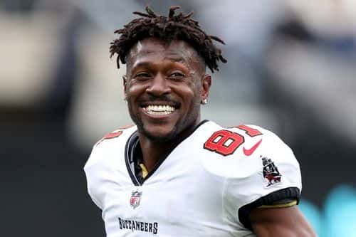 Antonio Brown #81 of the Tampa Bay Buccaneers warms up prior to the game against the New York Jets at MetLife Stadium on January 02, 2022 in East Rutherford, New Jersey.