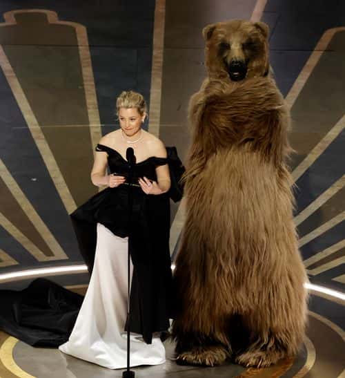 (L-R) Elizabeth Banks and Cocaine Bear speak onstage during the 95th Annual Academy Awards at Dolby Theatre on March 12, 2023 in Hollywood, California.