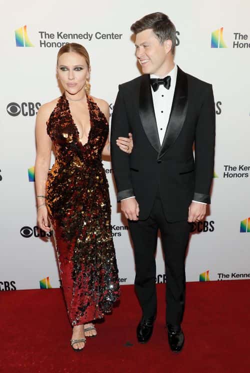 WASHINGTON, DC - DECEMBER 05: Scarlett Johansson and 
Colin Jost attend the 44th Kennedy Center Honors at The Kennedy Center on December 05, 2021 in Washington, DC. (Photo by Paul Morigi/Getty Images)