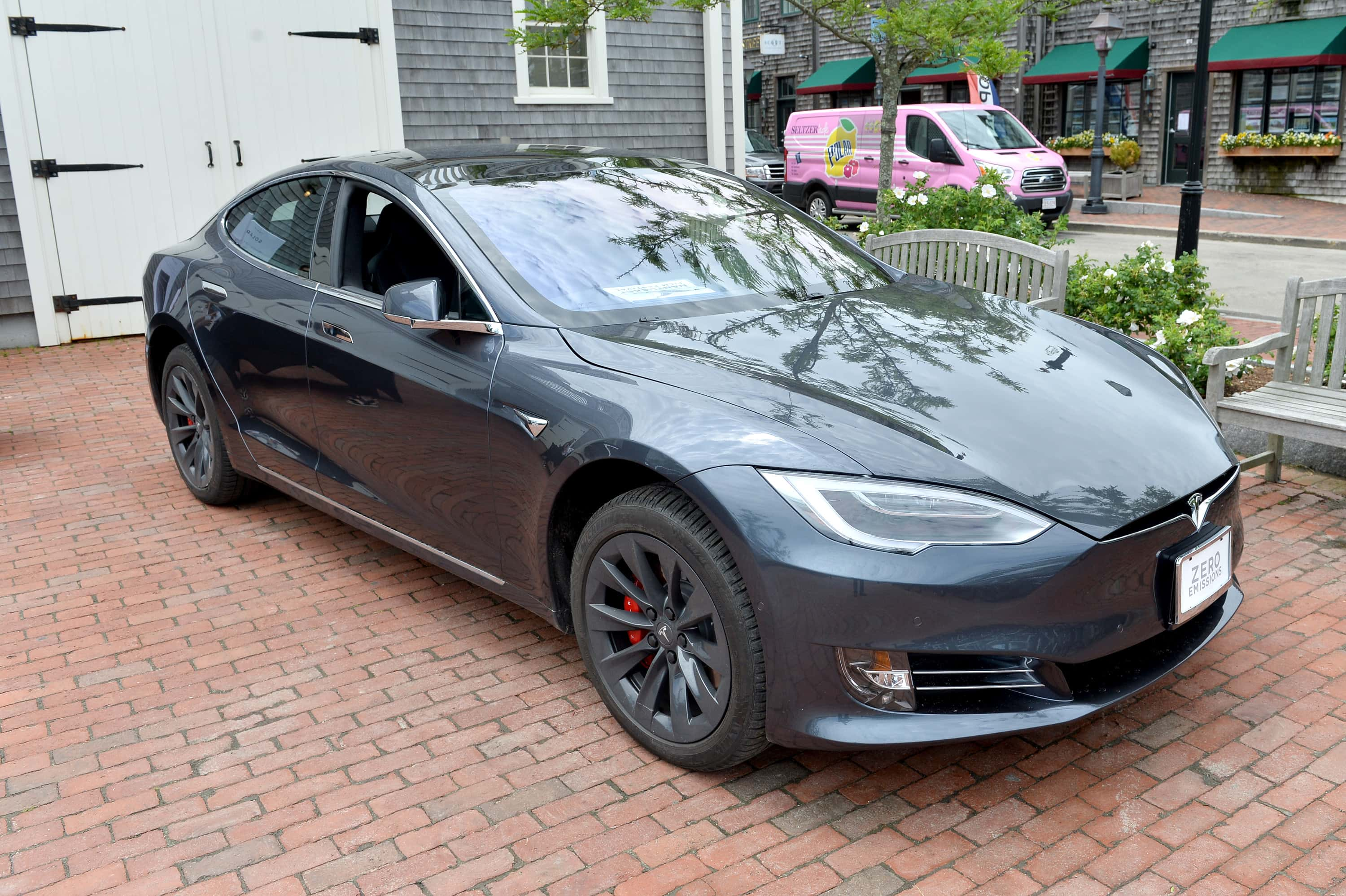 Florida man was burned to death in Tesla following crash because door ...