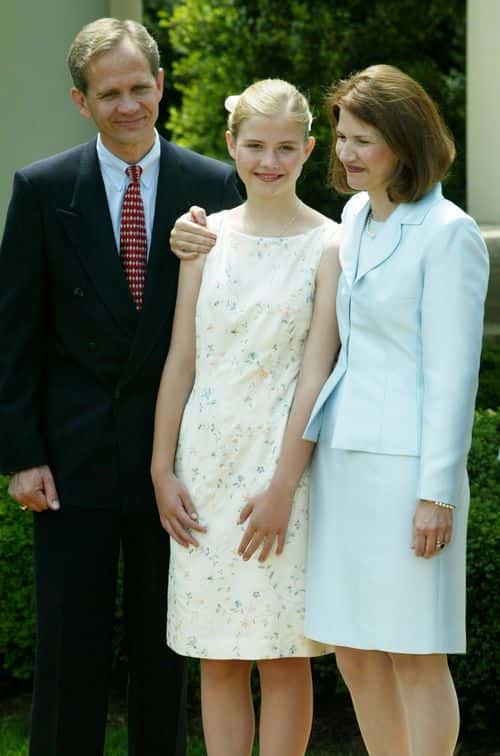 Ed Smart (L) stands with his daughter Elizabeth Smart (C) and wife Lois at the Rose Garden of the White House April 30, 2003 in Washington, DC. U.S. President George W. Bush singed into law the Amber Alert package, which would create a system to help find kidnapped children and impose tougher penalties on child abusers, kidnappers and pornographers.